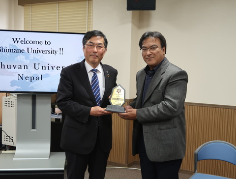 3.記念品交換の様子