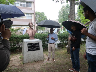 ⑥ラマン博士胸像の前で