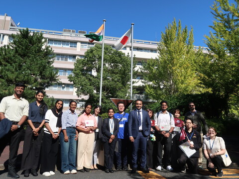 ⑥本部棟前集合写真