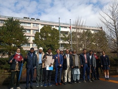 本部棟前集合写真