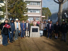 ⑦ラマン胸像前集合写真 ⑦ラマン胸像前集合写真