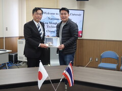 ②記念品交換（ナレスワン大学Narin Petrot教授）