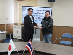 ③記念品交換（モンクット王工科大学Poom Kuman教授）