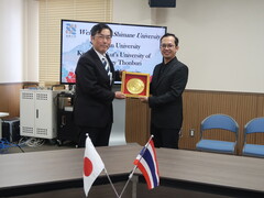 ④記念品交換（チェンマイ大学Bancha Panyanak教授）