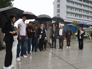 ⑧正門前で記念撮影