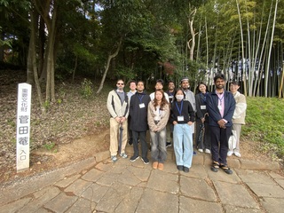 ②菅田庵の入口で集合写真