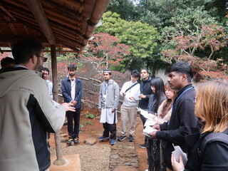 ④御風呂屋の前で