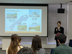 ２.アンバサダによる大学紹介の様子